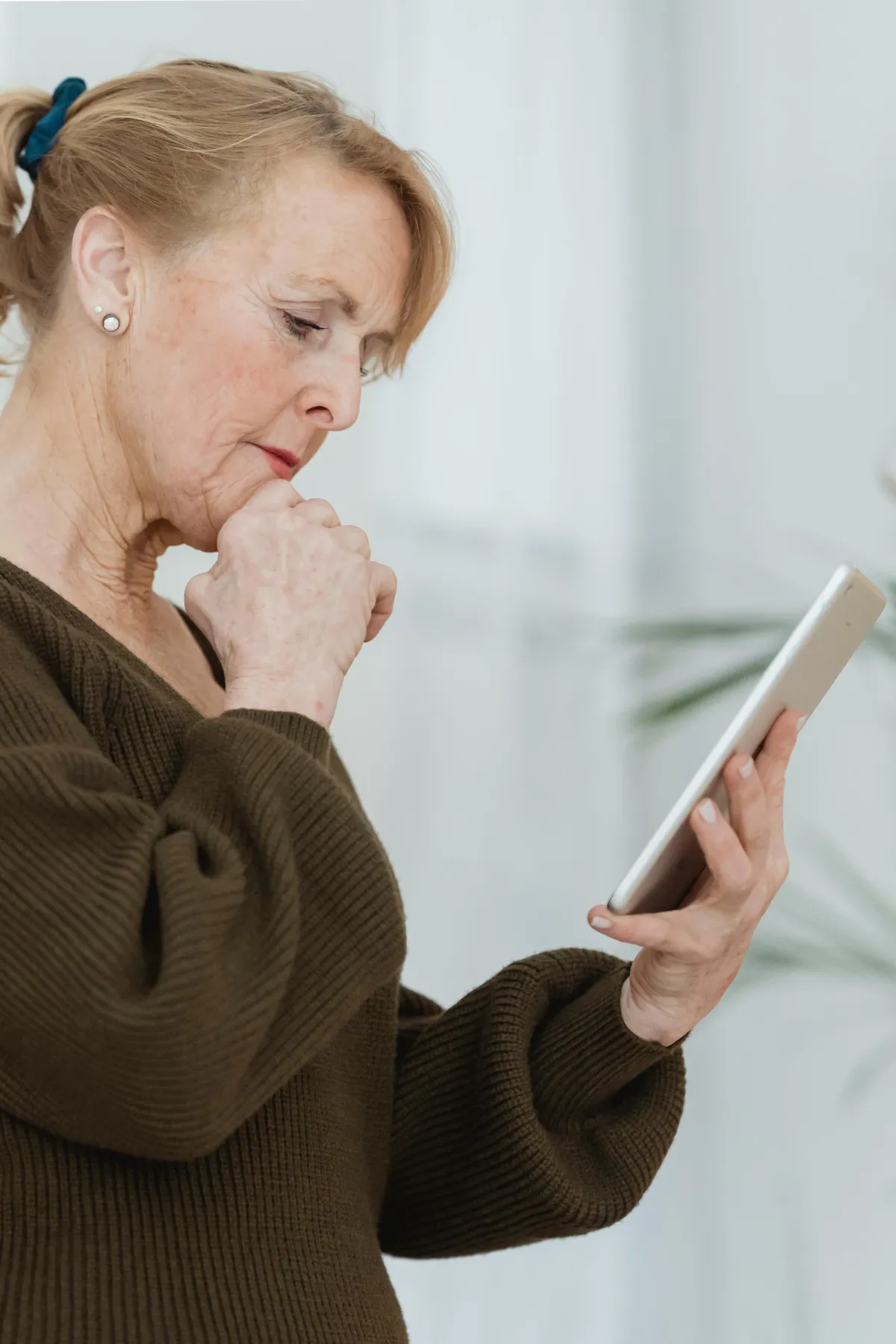 https://eyeservices.gr/wp-content/uploads/2025/05/eyeservices-readingtablet.webp
